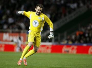 El portero del Córdoba, Juan carlos, celebra el segundo gol del equipo, durante el partido de la duodécima jornada de Liga de Primera División que Elche y Córdoba disputan esta tarde en el estadio Martínez Valero, en Elche. 