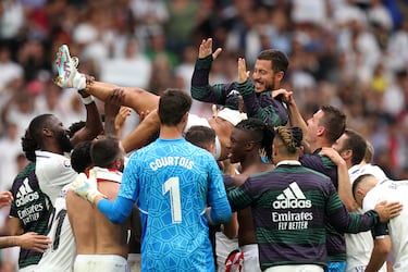 El último partido de LaLiga 2022/23 sirvió para que los compañeros despidiesen a su compañero.
Durante sus dos últimos años en el Real Madrid fue el futbolista con el salario más alto de LaLiga, a pesar de jugar tan solo 33 partidos con el Real Madrid durante esos dos años.