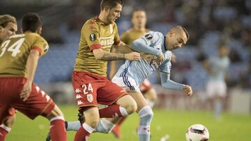Iago Aspas, jugador del Celta, pelea por un balón contra los futbolistas del Standard de Liega en la fase de grupos de la Europa League.