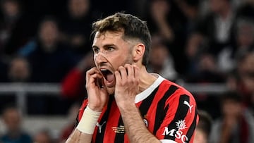 ROME (Italy), 14/05/2025.- Milan's Santiago Gimenez puts his hands on his face during the Italian Cup final soccer match between AC Milan and Bologna FC in Rome, Italy, 14 May 2025. (Italia, Roma) EFE/EPA/RICCARDO ANTIMIANI