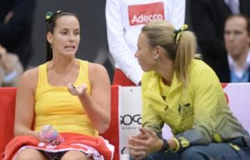 La australiana Jarmila Gajdosova junto a la capitana Alicia Molick durante la serie ante Alemania. 