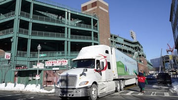 Un usuario de TikTok publicó un video donde ingresa de manera ilegal el parque de pelota de los Red Sox, el cual es usado como centro de vacunación.