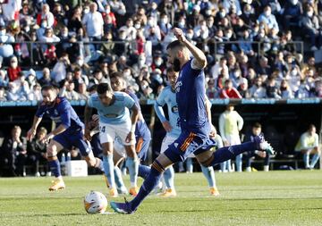 Benzema marca el 1-2 de penalti al Celta. 