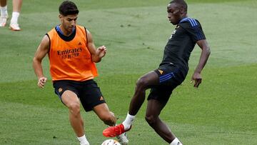 Ferland Mendy, entrenando hace seis días en el Bernabéu junto a Asensio.