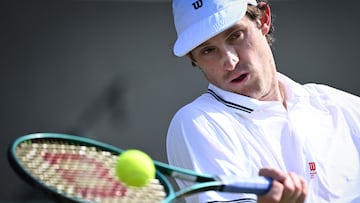 Chile's Nicolas Jarry plays a forehand return to Brazil's Joao Fonseca during their men's singles third round tennis match on the fifth day of the 2025 Wimbledon Championships at The All England Lawn Tennis and Croquet Club in Wimbledon, southwest London, on July 4, 2025. (Photo by Kirill KUDRYAVTSEV / AFP) / RESTRICTED TO EDITORIAL USE