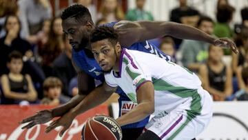 GRA234. SAN SEBASTIÁN. 12/11/2017.- El ala-pívot estadounidense del Gipuzkoa Basket, Michael Fakaude (detrás), junto al ala-pívot del Unicaja, Jeff Brooks (d), durante el partido de la Liga Endesa de baloncesto disputado hoy en