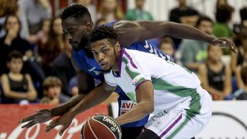 GRA234. SAN SEBASTI&Aacute;N. 12/11/2017.- El ala-p&iacute;vot estadounidense del Gipuzkoa Basket, Michael Fakaude (detr&aacute;s), junto al ala-p&iacute;vot del Unicaja, Jeff Brooks (d), durante el partido de la Liga Endesa de baloncesto disputado hoy en