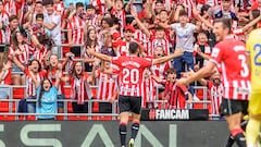 BILBAO, 16/09/2023.-El delantero del Athletic Club de Bilbao Villalibre (i) celebra marcar el segundo gol del equipo bilbaíno, durante el partido de Liga en Primera División ante el Cádiz que disputan este sábado en el estadio de San Mamés, en Bilbao. EFE/Javier Zorrilla
