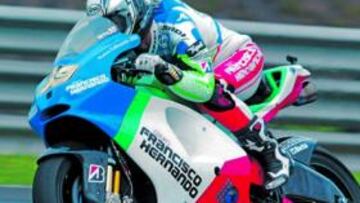 <b>PATROCINADOR. </b>La Ducati de Sete arrancó con los colores de la bandera de Guinea Ecuatorial.