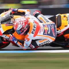 Márquez: "Aún nos quedan dos títulos y queremos ganarlos"