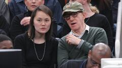 Woody Allen y su esposa, durante un partido de baloncesto.