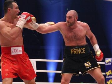 Wladimir Klitschko y Tyson Fury, durante su combate por los tres cinturones del título mundial de los pesos pesados.