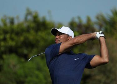 Tiger Woods scores flawless 65 in second round back since return