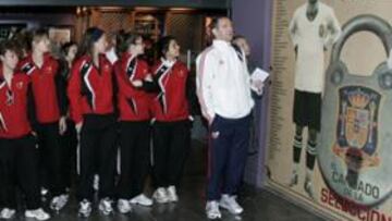 <b>EN EL MUSEO. </b>Las Sub-19, ante Zamora y Casillas, los guardianes de la puerta del Museo de La Roja.