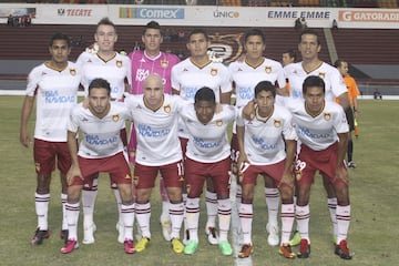Los Tecos de la U.A.G fueron fundados en 1971. Han estado 50 temporadas en la Primera División del futbol mexicano y tienen en sus vitrinas un campeonato conseguido en la temporada 1993-1994. Los Estudiantes, tras malas campañas que lo ubicaron en lo último de la porcentual, terminaron descendiendo en el Torneo Clausura 2012 y, desde entonces, no han vuelto a Primera División.