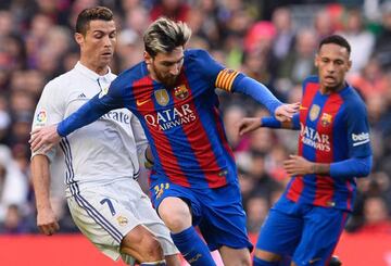 Cristiano ante Messi y Neymar en un Clásico de 2016.