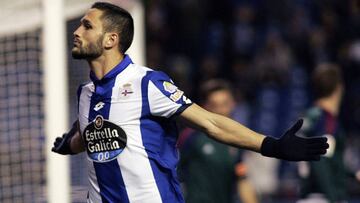 El delantero rumano del Deportivo Florin Andone celebra el primer gol que ha marcado frente al Osasuna, durante el partido de la decimosexta jornada de la Liga de Primera División que se juega hoy en el estadio de Riazor, en A Coruña.