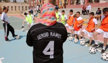 El Real Madrid enseña a jugar al fútbol a los niños palestinos