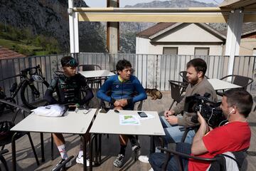 Óscar Freire, acompañado de su hijo Marcos, analiza el puerto en una terraza de Bejes con el redactor de AS, Dani Miranda, y el cámara, José Miguel Buera. En un pueblo con población mayor, viviendo buena parte de ellos del campo, y toman un café por 0,60 céntimos (“el precio de la zona”) con el desfiladero de La Hermida, el más largo de España, de fondo.