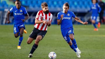 Asier Villalibre pelea ante el Getafe.