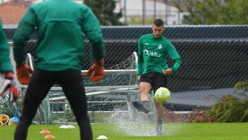 El Racing guarda su última ficha libre para un defensa central