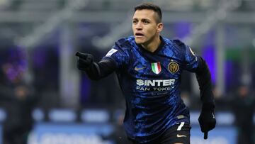 12 December 2021, Italy, Milan: Inter Milan&#039;s Alexis Sanchez celebrates scoring his side&#039;s second goal during the Italian Serie A soccer match between Inter Milan and Cagliari Calcio at San Siro Stadium. Photo: Fabrizio Carabelli/LPS via ZUMA Pr