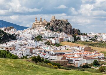 Olvera se encuentra en la Sierra Norte de Cádiz, en una encrucijada de caminos entre las provincias de Cádiz, Málaga y Sevilla. Enmarcado dentro de la popular Ruta de los Pueblos Blancos. Fue declarado conjunto histórico Artístico en 1983. Tiene una estampa inconfundible de casas encaladas y calles empinadas.