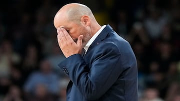 BARCELONA, 28/10/2025.- El entrenador del Barça Joan Peñarroya durante el partido de la séptima jornada de la fase regular de la EuroLiga de baloncesto que Barça y Armani Milán disputan este martes en el Palau Blaugrana, en Barcelona. EFE/ Enric Fontcuberta.
