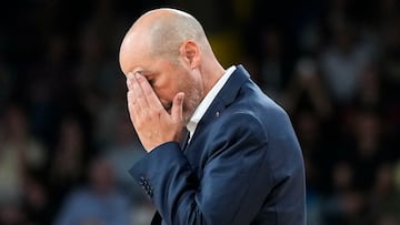 BARCELONA, 28/10/2025.- El entrenador del Barça Joan Peñarroya durante el partido de la séptima jornada de la fase regular de la EuroLiga de baloncesto que Barça y Armani Milán disputan este martes en el Palau Blaugrana, en Barcelona. EFE/ Enric Fontcuberta.