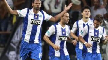 <b>PREFERIDO. </b>Rolando alza los brazos durante un duelo en Oporto.