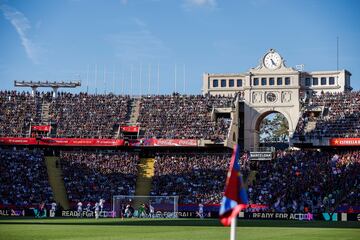 El Estadio Olímpico Lluís Companys lleno hasta la bandera como se podía suponer para disfrutar del Clásico.