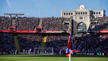El Estadio Olímpico Lluís Companys lleno hasta la bandera como se podía suponer para disfrutar del Clásico.