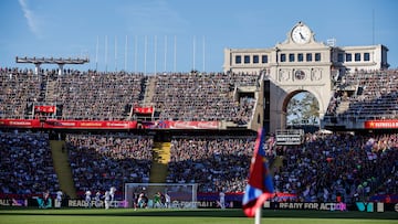 El Estadio Olímpico Lluís Companys lleno hasta la bandera como se podía suponer para disfrutar del Clásico.