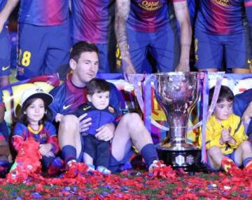 El Barcelona recibe el trofeo de la Liga BBVA 2012-2013.