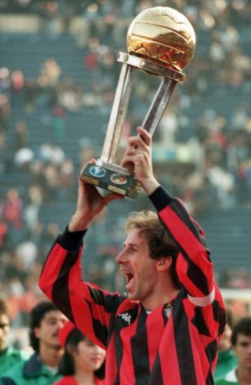 Desarroll¨® toda su carrera en el AC Milan con el que gan¨® practicamente todo. Fue internacional con Italia en 81 ocasiones consiguiendo el Mundial de 1982. En su palmar¨¦s tiene 6 Ligas italianas, 4 Supercopas de Italia, 3 Copas de Europa, 2 Copas Intercontinentales y 3 Supercopas de Europa. En la imagen, Baresi levanta la Copa Intercontinental de 1989.