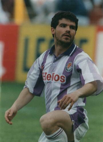 En 1986 debuta con el Valladolid en Primera Divisin despus de formarse en las categoras inferiores del equipo blanquivioleta.