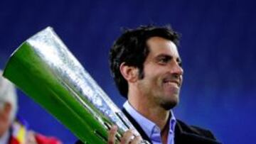 <b>POR ELLOS. </b>Quique ofreció la Copa a los aficionados del Atlético.