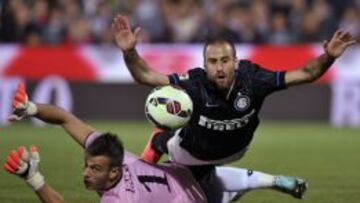 El portero del Cesena  Nicola Leali compite por el bal&oacute;n con Rodrigo Palacio. 