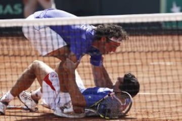 El abrazo entre Podlipnik y Lama tras el cierre de la serie.