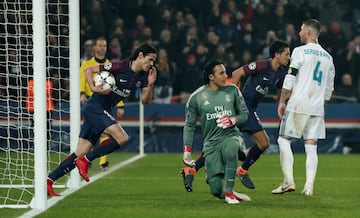 Cavani celebra ante Keylor y Ramos el único gol que anotó ante el Real Madrid.