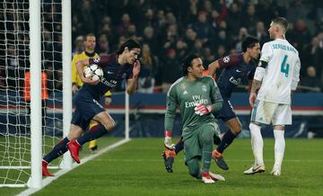 Cavani celebra ante Keylor y Ramos el único gol que anotó ante el Real Madrid.