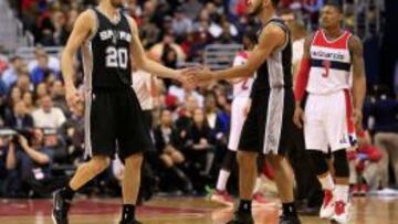 Cory Joseph saluda a Manu Ginobili durante la derrota ante los Wizards.