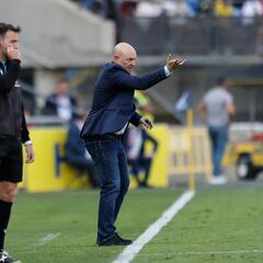 Mel mete el bisturí