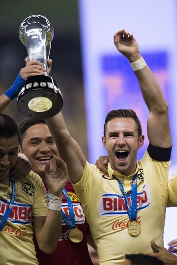 El nacido en Córdoba, Veracruz, viajó por primera vez a Europa cuando militaba en los Tiburones Rojos del Ascenso MX. Después de su modesto pasó con el Atalanta de Italia, regresó a México, ahora con el América. Con Las Águilas consiguió dos títulos de liga y regresó al viejo continente para el Watford de Inglaterra. Actualmente es parte del Porto de Portugal.