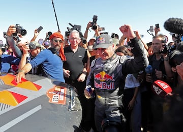 El veterano piloto español Carlos Sainz ganó, el agotador Rally Dakar por cuarta vez, convirtiéndose a los 61 años en el ganador de mayor edad de la carrera.
