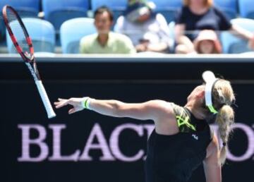 Timea Babos pierde su raqueta en un golpe en el partido ante Belinda Bencic.