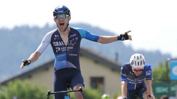 Team Israel Premier Tech's Canadian rider Derek Gee (L) celebrates as he crosses the finish line to win, ahead of Team Groupama-FDJ's French rider Romain Gregoire (R) the third stage of the 76th edition of the Criterium du Dauphine cycling race, 181,7km between Celles-sur-Durolle and Les Estables, central France, on June 4, 2024. (Photo by Thomas SAMSON / AFP)