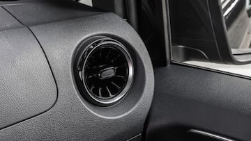 El aire acondicionado de un automóvil en el tablero
