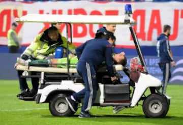 Montenegro-Rusia. Akinfeev, tras recibir el impacto de una bengala en la cabeza, fue retirado en camilla y trasladado al hospital.