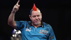 El jugador de dardos escoc&eacute;s Peter Wright celebra un set durante su partido ante Michael Smith en la final del William Hill World Darts Championship, el Mundial de Dardos 2022, celebrado en el Alexandra Palace de Londres.